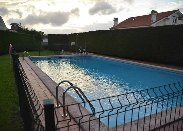 In With A Community Pool Prázdninový dům Miengo